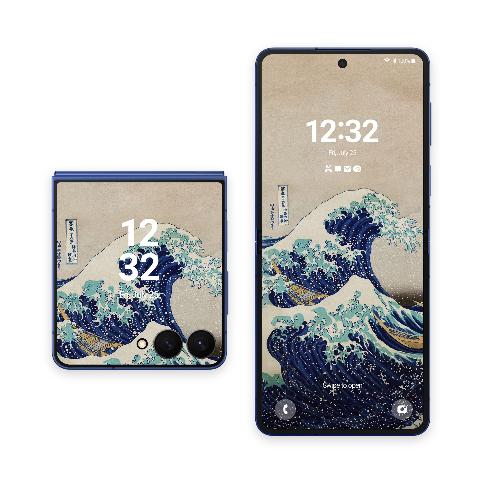 Front cover screen of a dark blue flip phone displaying Katsushika Hokusai's The Great Wave off Kanagawa with white digital clock overlay.